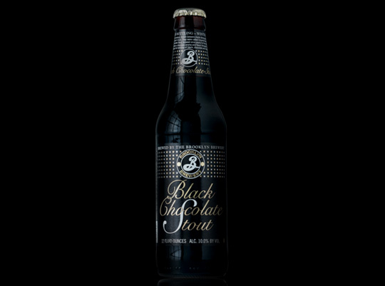 Темное пиво бутылка. Пиво с черной этикеткой. Пиво в черной бутылке. Темное пиво с черной этикеткой.
